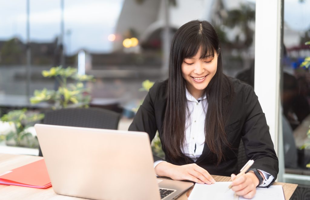 woman working on computer in a cafe
